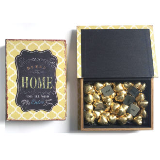 קופסת ספר עם שוקולדים וברכות