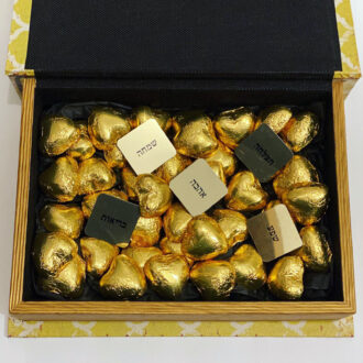 מתנה קופסת ספר עם שוקולדים וברכות