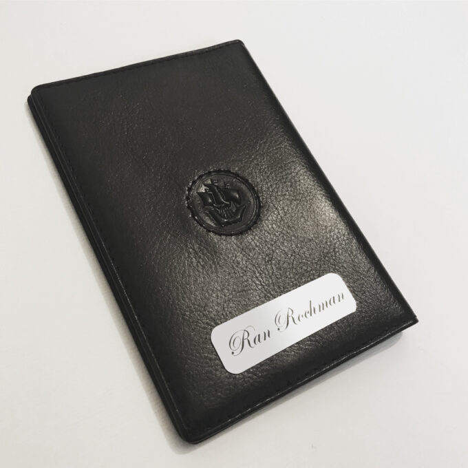 כיסוי דרכון מעור מתנה לגבר1 כיסוי דרכון לגבר עם הטבעת שם