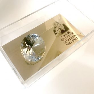 קופסת תכשיטים עם מסר ויהלום