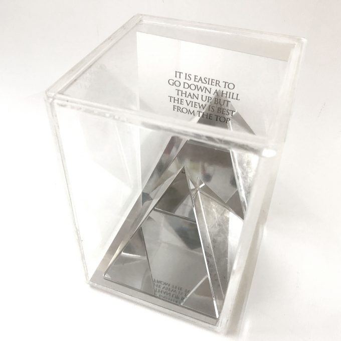 פירמידה עם מסר מתנה מיוחדת