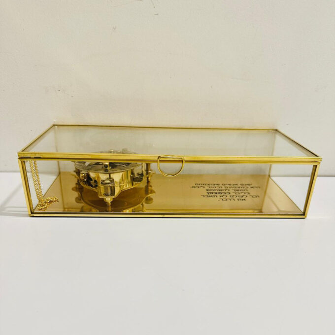 מצפן זהב בקופסת זכוכית מצפן זהב בקופסת זכוכית