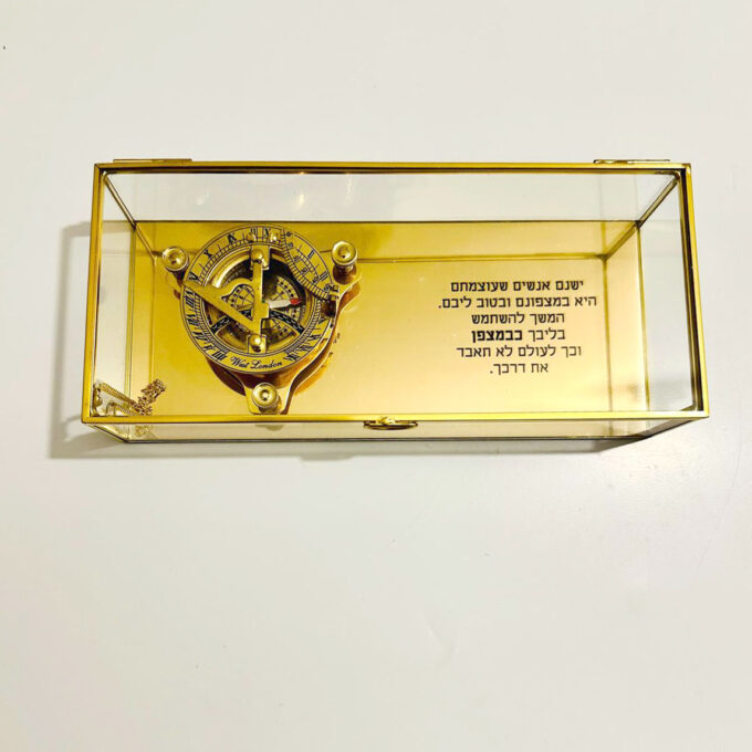 מצפן זהב בקופסת זכוכית1 מצפן זהב בקופסת זכוכית