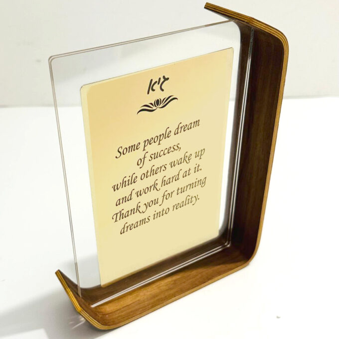 מעמד עץ יפיפה עם הקדשה2